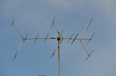 14-Element UKW-Antenne mit schraeg gestelltem Dipol.jpg