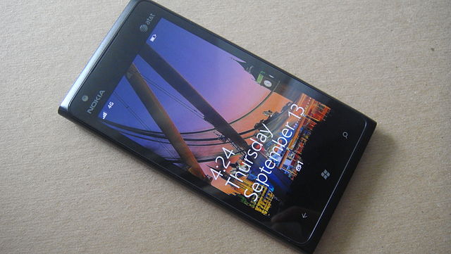 640px-Nokia_Lumia_900_black.jpg