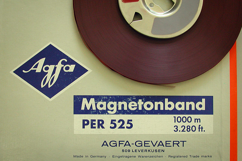 800px-Agfa-Gevaert-Magnetband.jpg